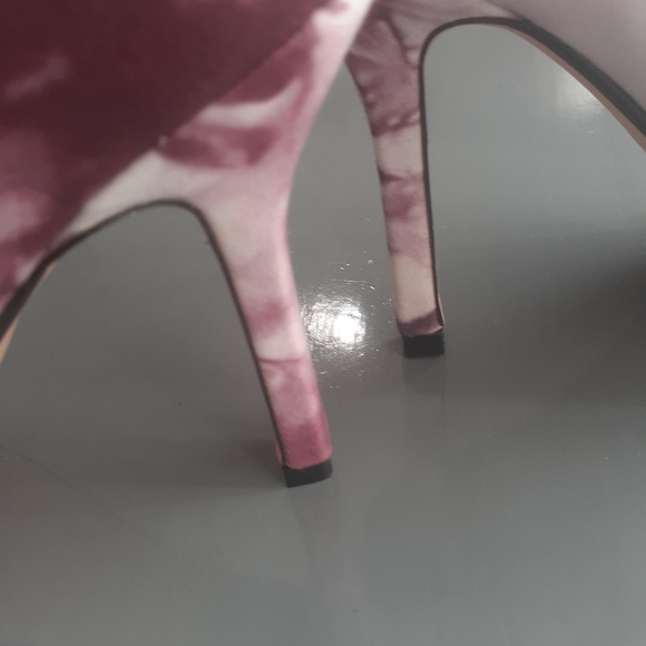 New burgundy and white Fashion Nova paint splatter/tie die booties 8 NWOT - Picture 6 of 7